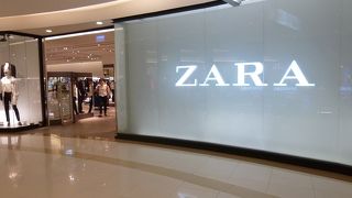 巨大なサイアムパラゴンの１F（日本式に言うと３F)のスペイン発ファストファッションの店です。