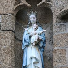 『王の門』壁面には美しい聖母子像が。