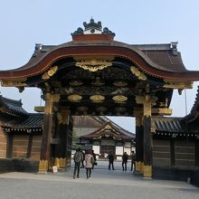 門の正面。奥に見えるのが二の丸御殿。