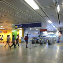 駅にはメトロモールという商業施設が入っています（黄色の看板）