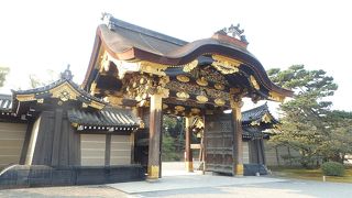 ひときわ目立つ豪華絢爛な門