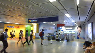 高架鉄道のアソーク駅とは、一旦改札を出てから乗り換える必要があります。