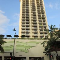 カラカウア・アベニューに面しています。