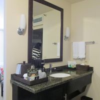 洗面台もゆったりしたスペースで、隣がバスルームとトイレです。