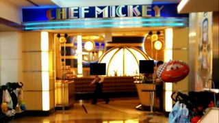 ミッキーたちと食事ができるレストラン