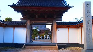 忍者ハットリくんや怪物くん、プロゴルファー猿、笑ｳせぇるすまんの石像が並ぶお寺