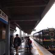 新幹線の駅舎はピカピカですが、在来線の城端線は、ホーム一面だけの無人駅の簡素なつくり