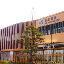 立派な新幹線の駅舎