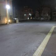 西友と道路を挟んで向かい側にある広場です