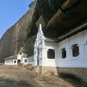 山の上の石窟寺院