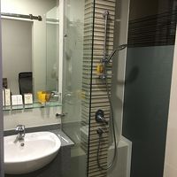 シャワーのみ。小奇麗。お湯の温度が低かったです。