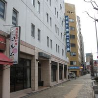 玄関は通りに面しています。