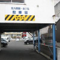 駐車場入口は玄関の右の通り側でした。高さに注意。露天です。