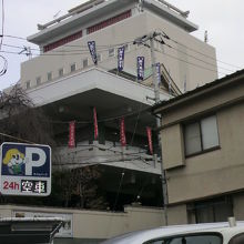 四谷の真成院の大きな建物を観音坂の下から見ている写真です。