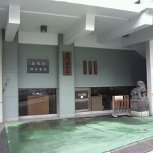 四谷真成院の入口の様子を観音坂から見ています。玄関は、左です