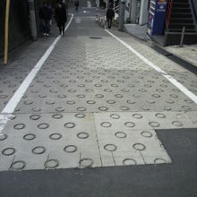 東福院坂の中間部から、須賀神社の降り方向を見ている写真です。