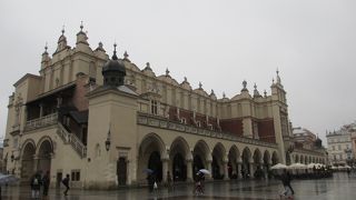 地上階はお土産屋さんが並んでいます