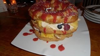 アメリカ料理の店だがパンケーキのデザートが凄かった