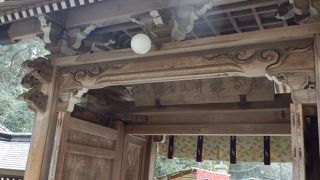 山門の正面上部の扁額に蓬莱山とある