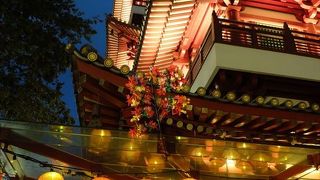 昼の内部拝観のほか、暗くなってからはライトアップされた姿も見てみましょう。