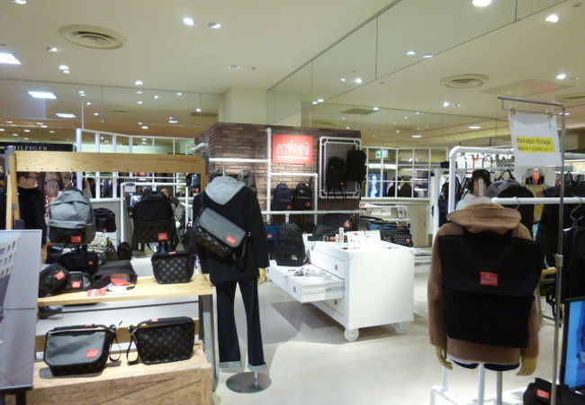 赤いレーベルが良く目立ちます。