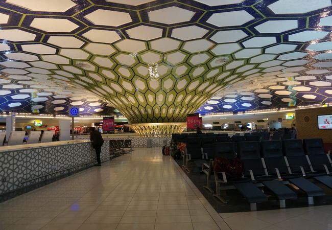 アブダビ国際空港 (AUH)