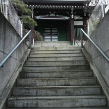 長い階段を昇り、更に右に曲がると本殿が見えます。階段の連続