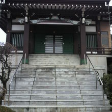 長い階段を上がってから、本殿の前にも、別の階段があります。