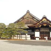 朝一番。まだ開いていない。