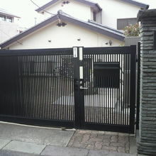 東福寺坂からの真英寺の裏門です。真英寺との標札が見えます。