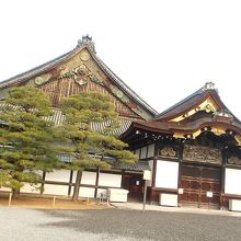 ９時前は見学者入口もまだ閉ざされていた。