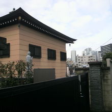 東福院坂からの道を入った裏門と真英寺の本殿の北側の様子です。