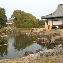 庭園と御殿。御殿内からは庭園は見られない。