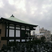 東福院坂からの道を入った真英寺の本殿と西側の墓地区画です。