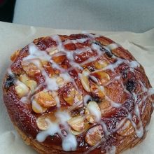 ラムレーズンデニッシュ。さくさくでおいしかった！