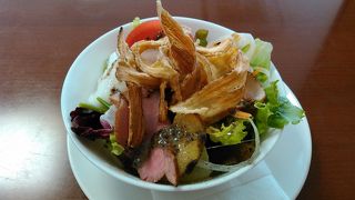 サラダとアップルパイが美味しい