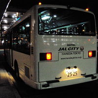 このバスでホテルへ向かいます。