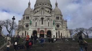 モンマルトルの丘にそびえる白い寺院です