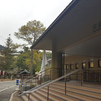 水族館越しに左手が本館
