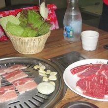牛肉の部位の安いメニューが多く、ステーキ肉も400ペソ。