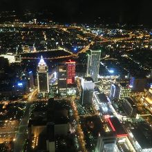 展望台から夜の台北を眺める
