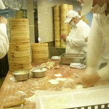 小籠包を調理中