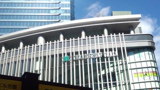 大阪駅よりも目立ってます