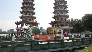 湖畔に色彩豊かな建造物が点在