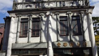 外観はモダン、内部は普通の和風。