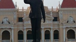 ホーチミンスクエアのホーチミン像