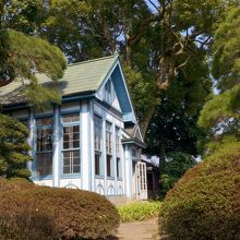 庭園に建つ洋館