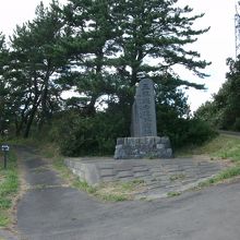 五能線全通記念碑と灯台への案内板(左端)