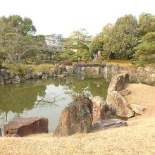 正面奥には橋があるが渡れません