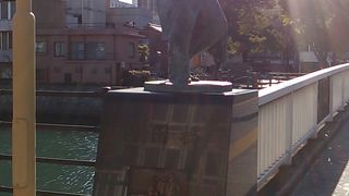欄干部分に阿波おどりの躍り手の像が飾られている新町川に架かる橋
